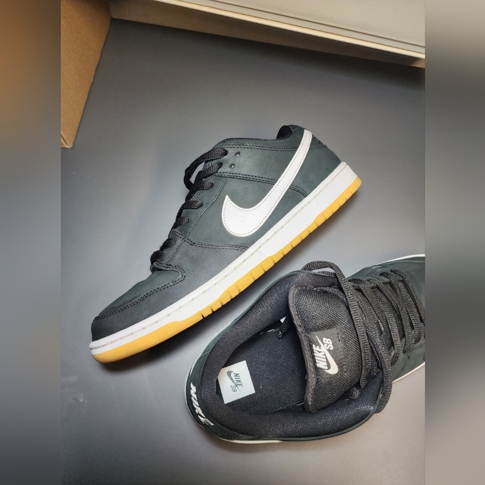 nike sb dunk low black gum